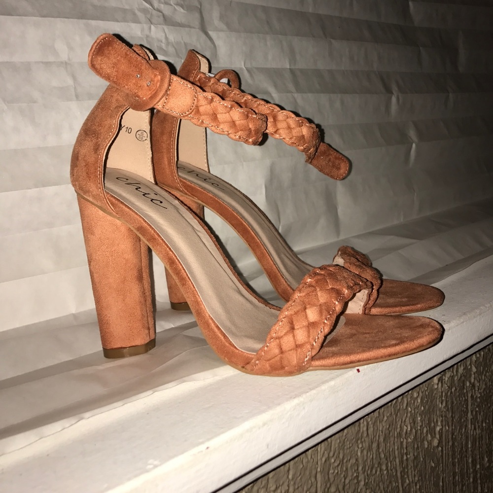 Peach heels, brand new! - Picture 3 of 3