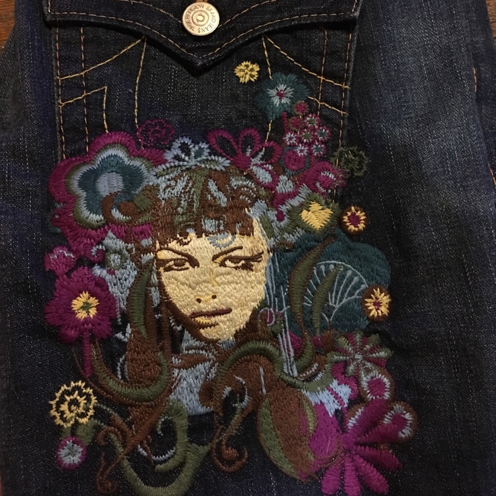True Religion embroidered back leg. Size 32