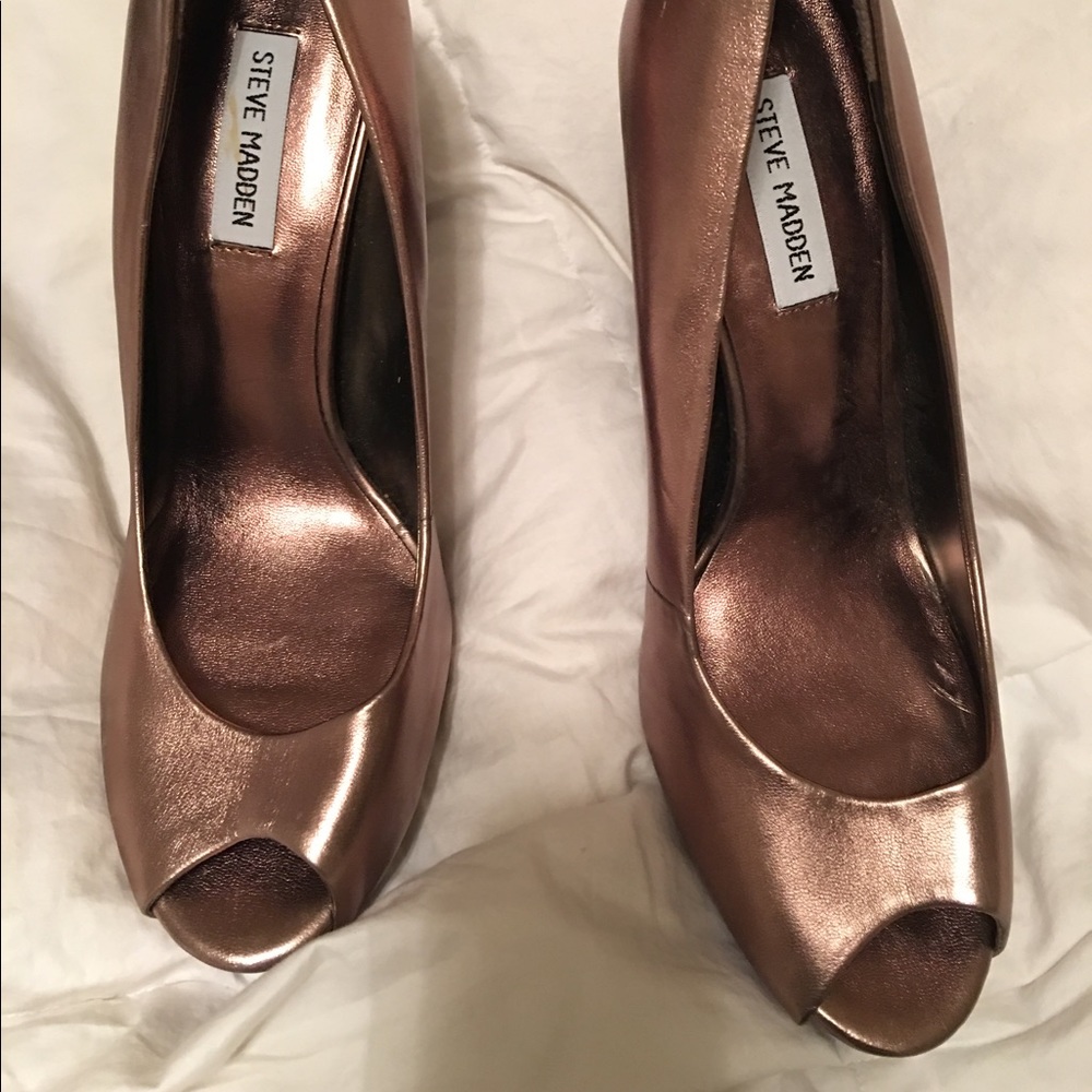 Bronze metal size 10 Steve Madden peep toes!