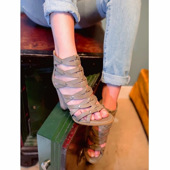 NIB Olive Caged Studded Block Heel Sandals - Picture 2 of 5