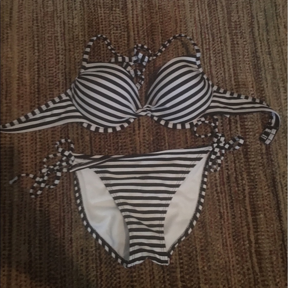 Black and white push up zig zag bikini