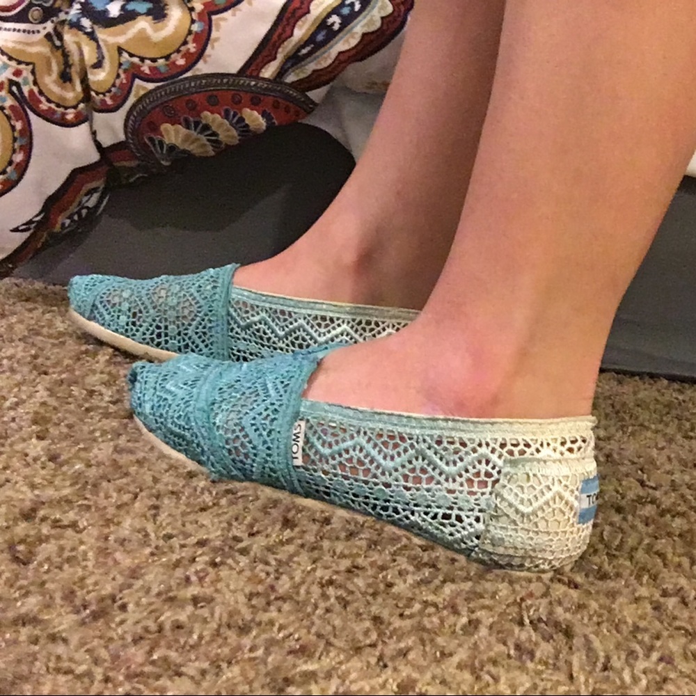 Adorable crochet TOMS