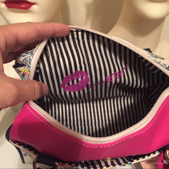 NEW BETSEY JOHNSON Floral Mini Barrel Satchel Bag - Picture 4 of 8