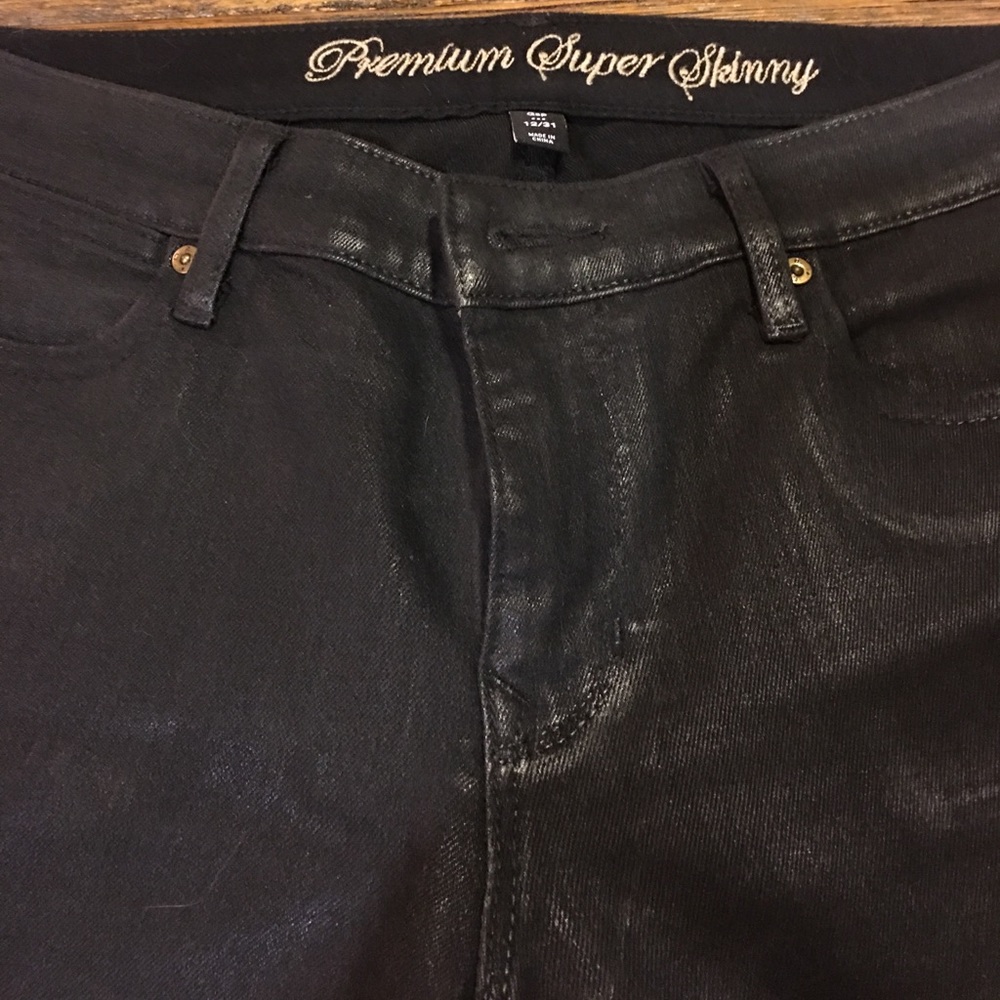 GAP wet look black stretch jean in a size 12/31
