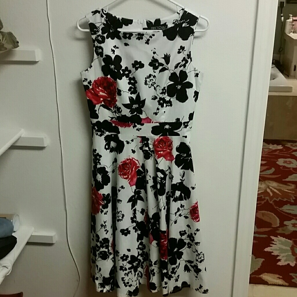 Fancy Qube Floral Dress size M