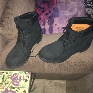 Size 13 men black timbs !!!