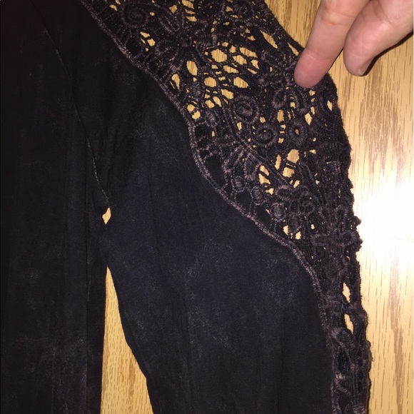 🤑SALE Last One!🤑 Vintage Lace Shoulder Tunic - Picture 4 of 4