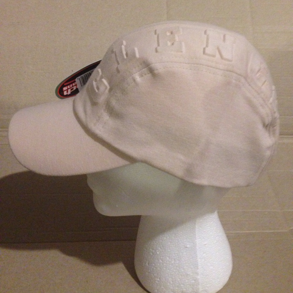 Cap with the word CLENCH