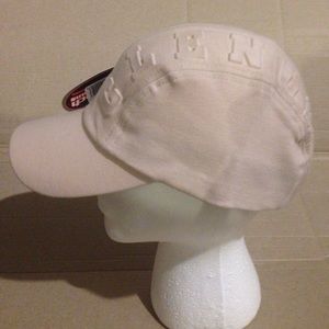 Cap with the word CLENCH