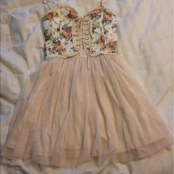 Dresses & Skirts - Cute dress, never worn!