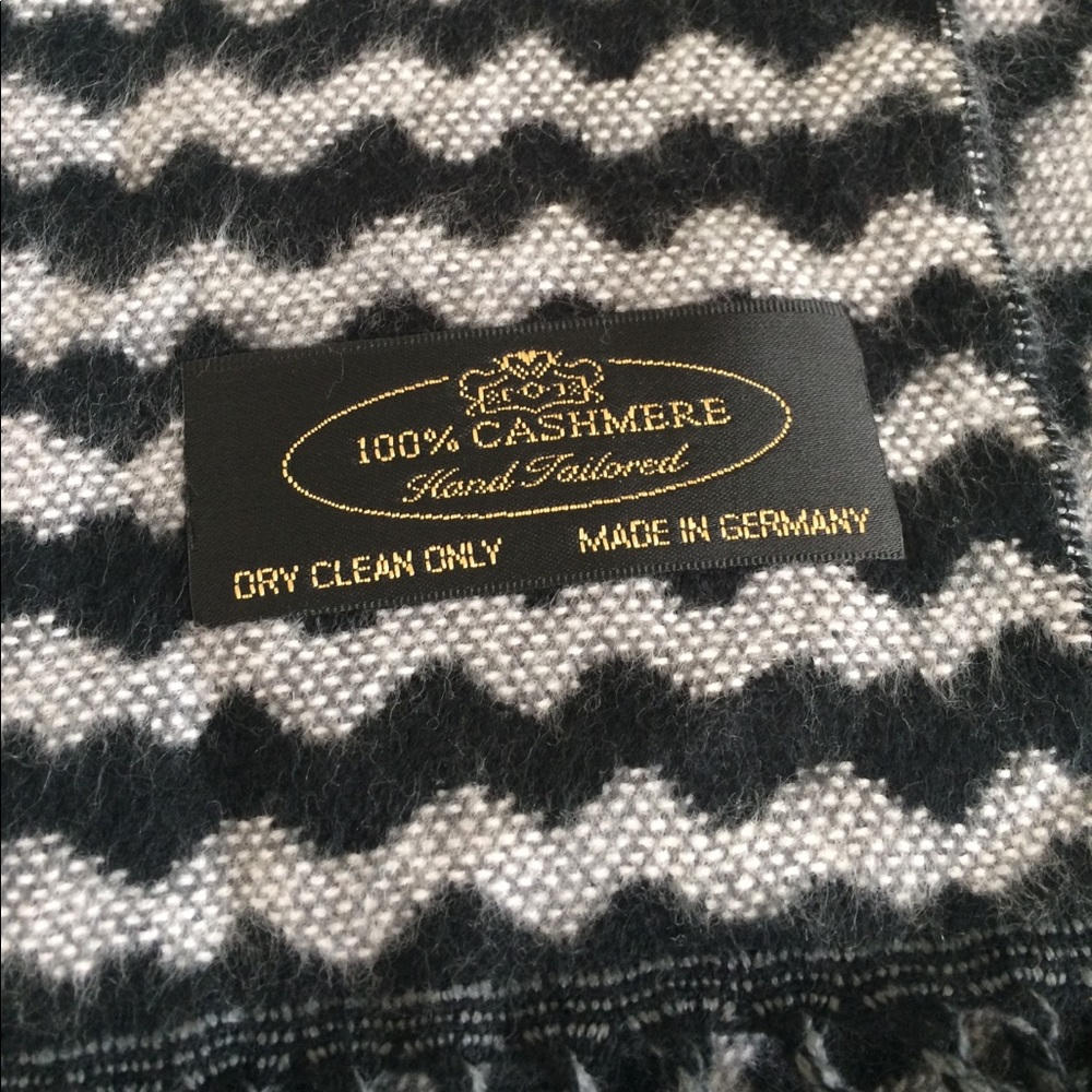 Beautiful printed cashmere scarf - Picture 3 of 4