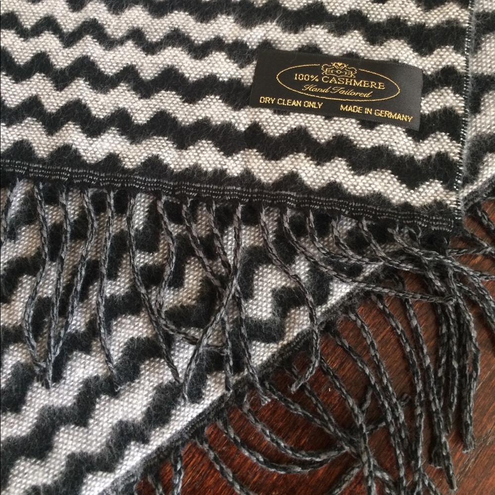Beautiful printed cashmere scarf - Picture 4 of 4