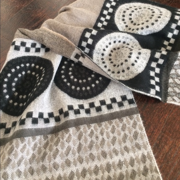 Beautiful printed cashmere scarf - Picture 2 of 4