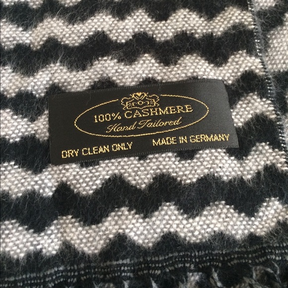 Beautiful printed cashmere scarf - Picture 3 of 4