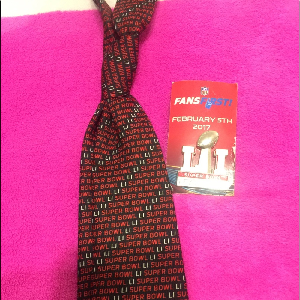 Authentic Super Bowl 51 Bow tie and pendant!!