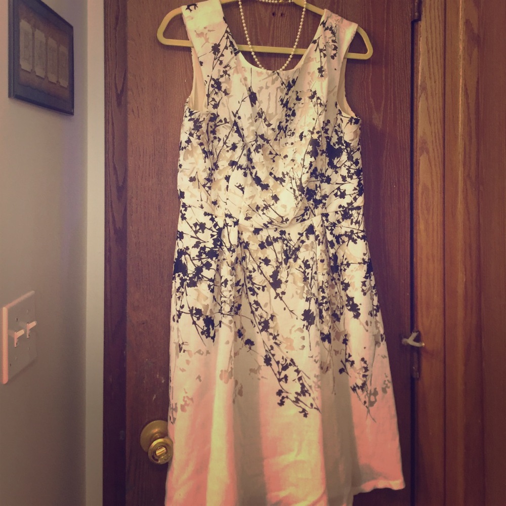 Beautiful Liz Claiborne flowered cocktail dress.