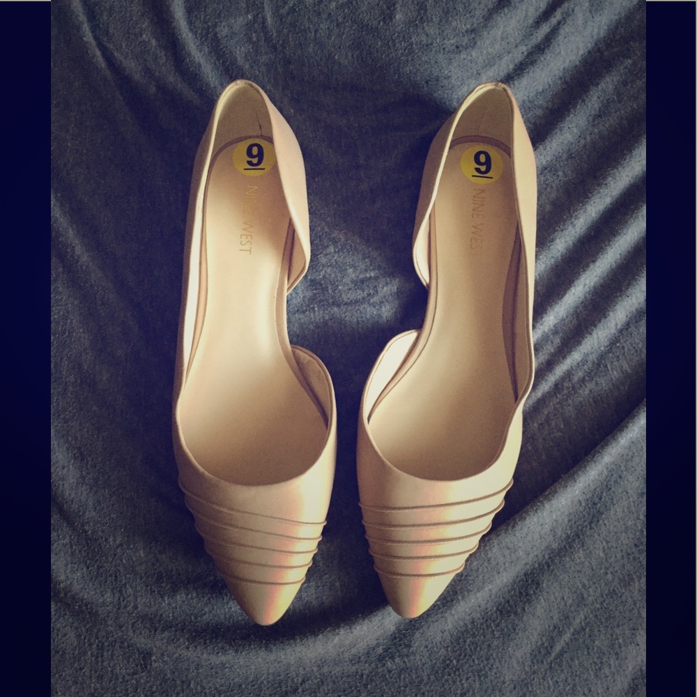 Nine West nude pointed toe flat size 9