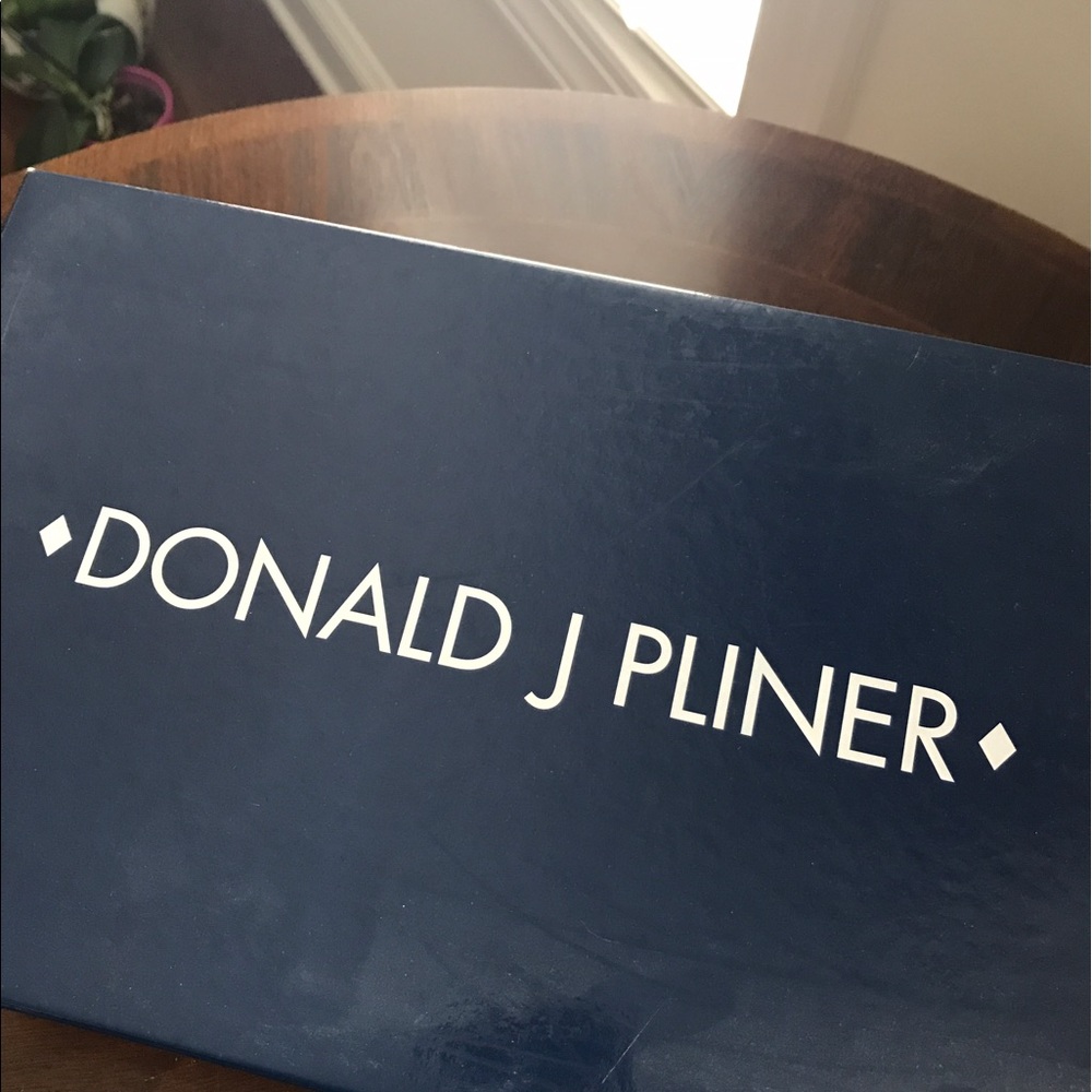 EUC Donald J. Plainer black patent sandals