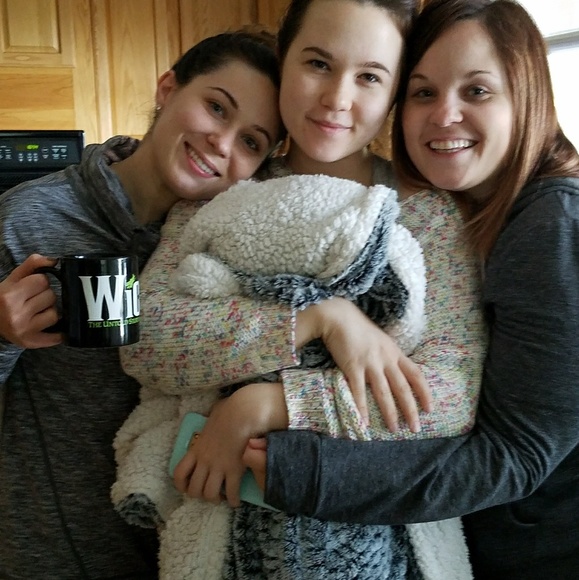 Meet your Posher, Laura - Picture 2 of 2