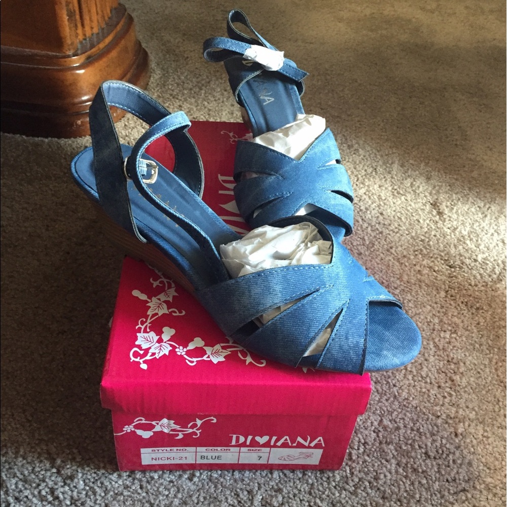 NWOT Ankle strap wedge size 7