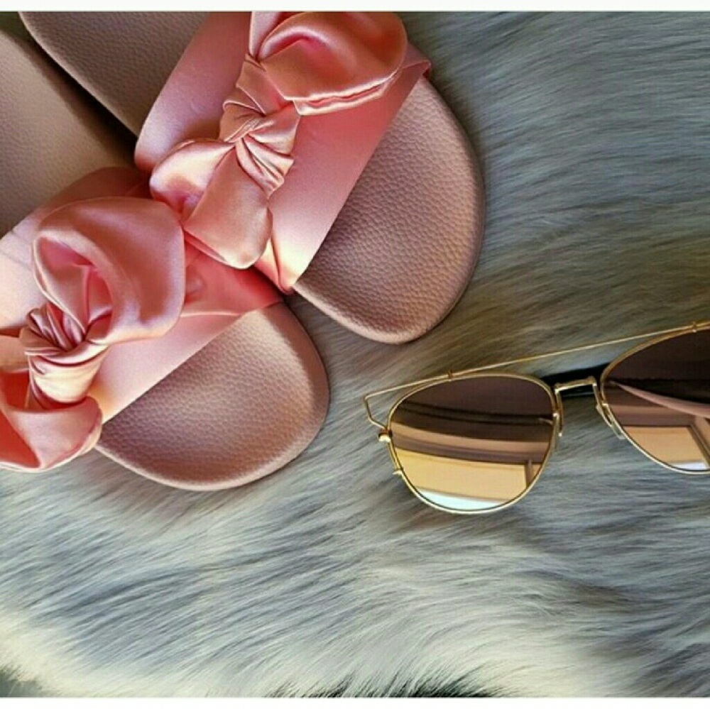 ▪️host pick▪️pink satin bow slides▪️