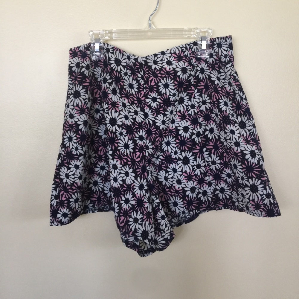 Daisy patterned shorts with zippered back