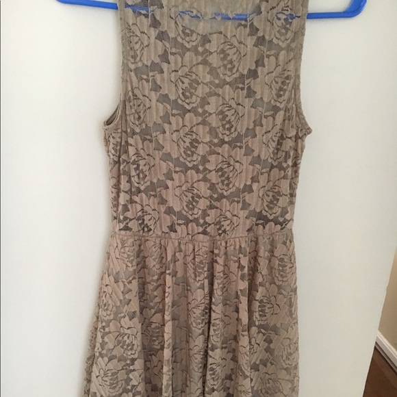 Tan lace dress - Picture 4 of 4