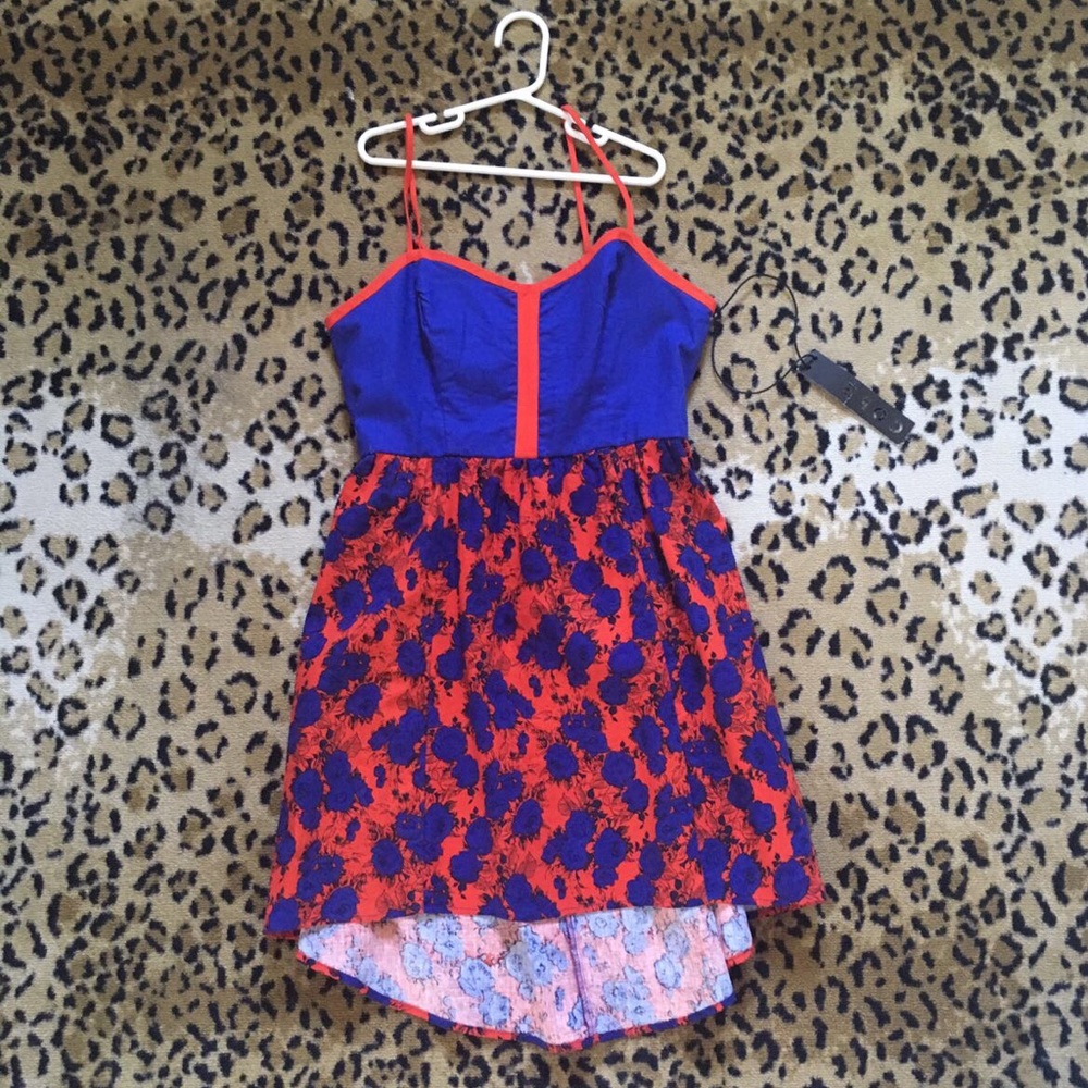 Adorable peek-a-boo back dress - Picture 1 of 4