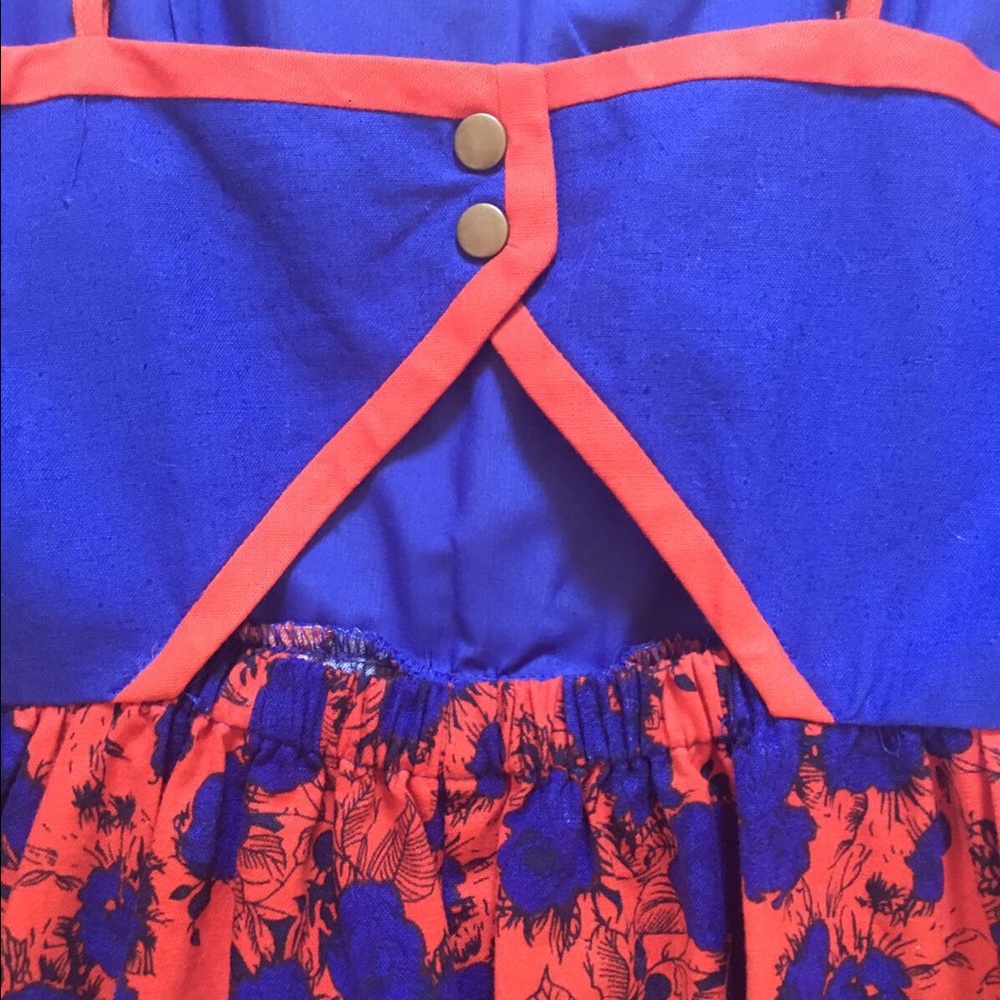 Adorable peek-a-boo back dress - Picture 3 of 4