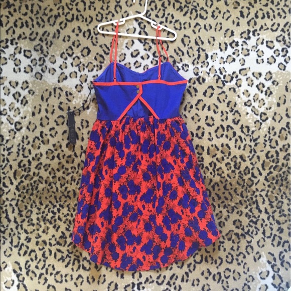 Adorable peek-a-boo back dress - Picture 2 of 4