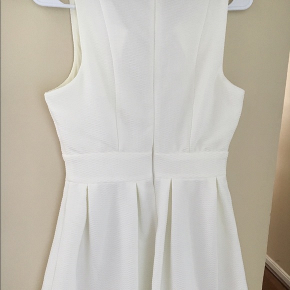 White dress - Picture 4 of 4