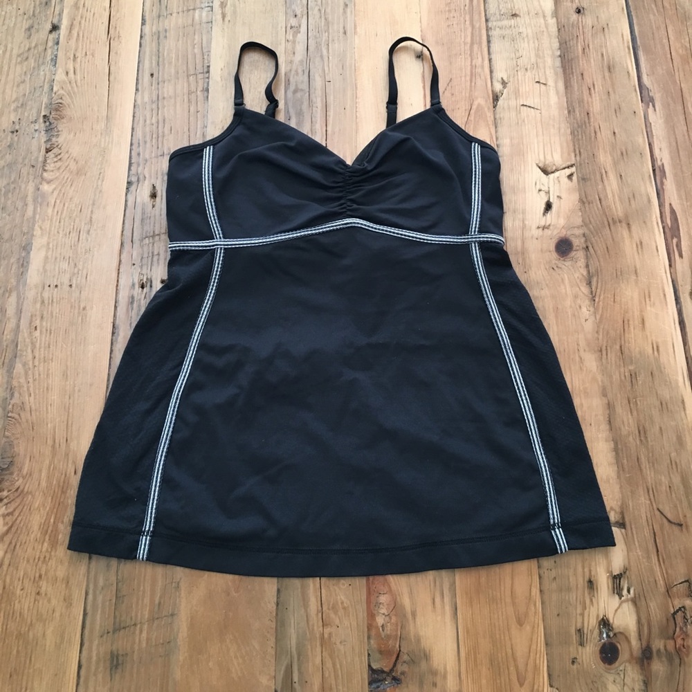 Lululemon tank top. Likely size 8.