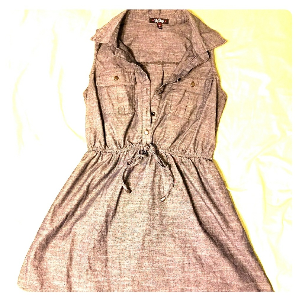 Sleeveless/collared dress