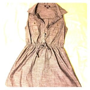 Sleeveless/collared dress