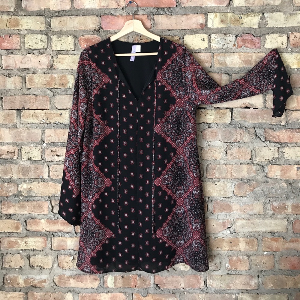 Bell-sleeve black and red patterned mini dress