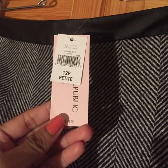 🛎️LAST CHANCE, 2/$10‼️🛎️Banana Republic skirt🖤 - Picture 5 of 7