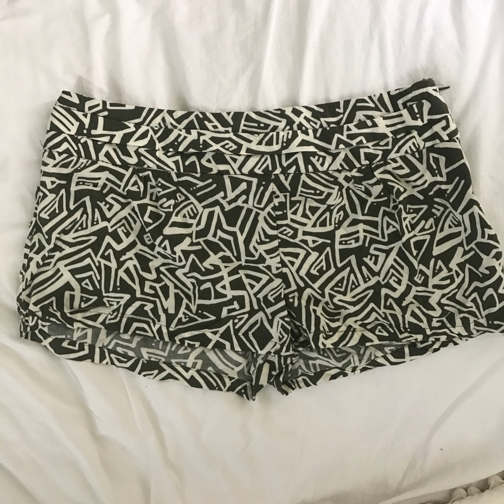 Geometric pattern shorts - Picture 2 of 5