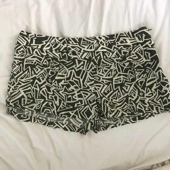 Geometric pattern shorts - Picture 2 of 5