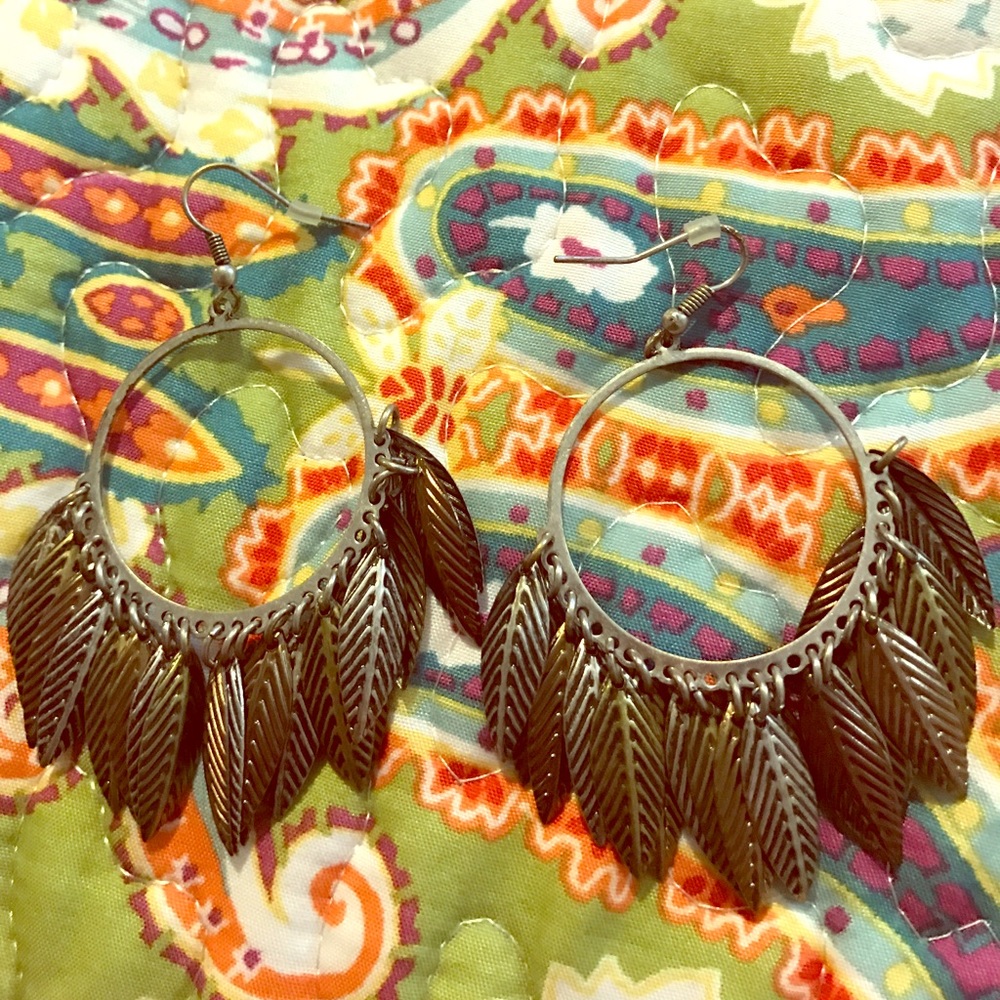 Hoop dangle earrings with feathers