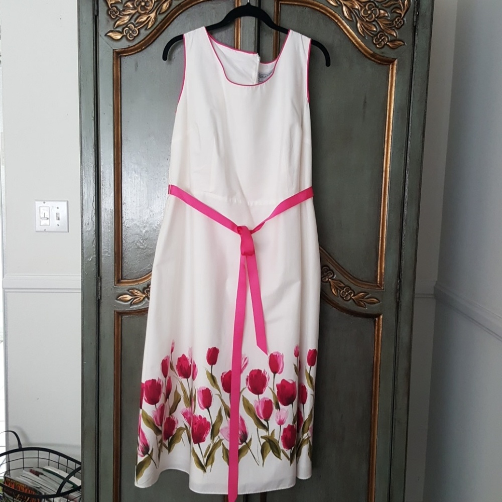Lightly worned and in good condition dress