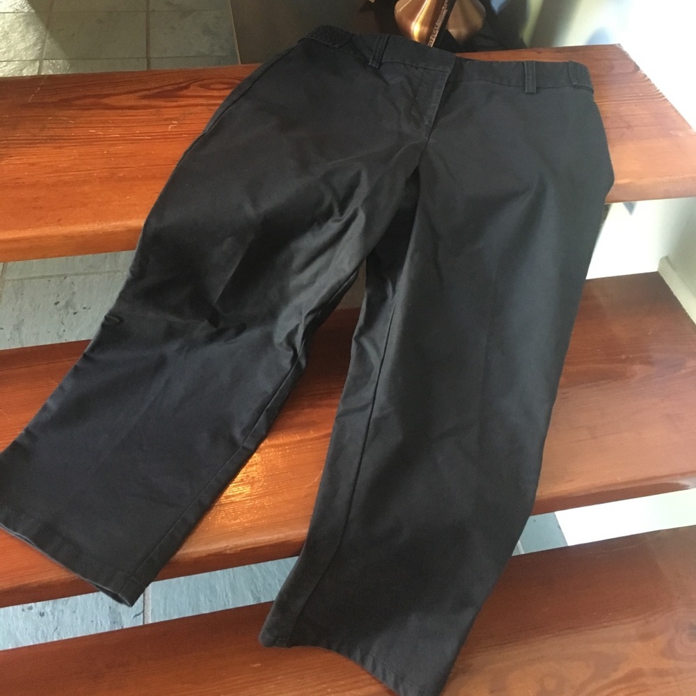 Ann Taylor black capris/1