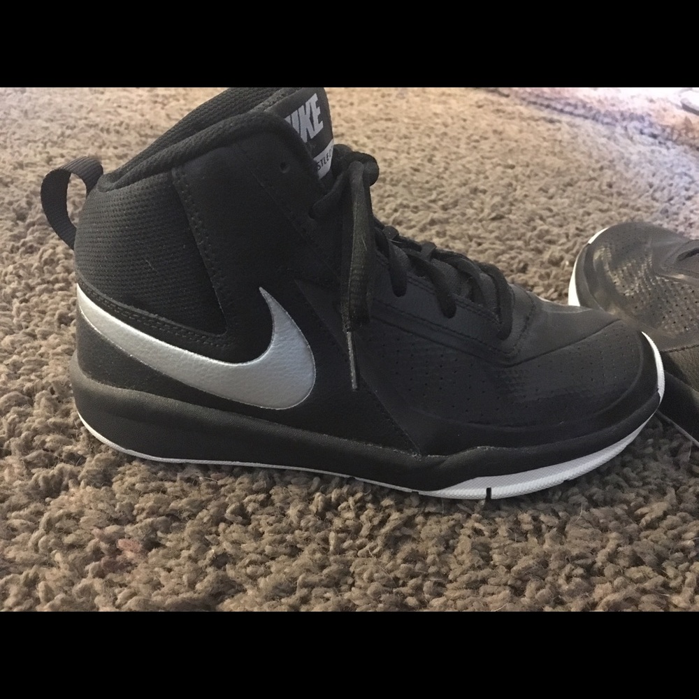 Boys like new nikes size 4.5.