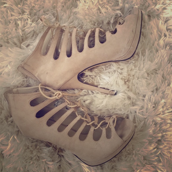 Spring time Heels. - Picture 1 of 3