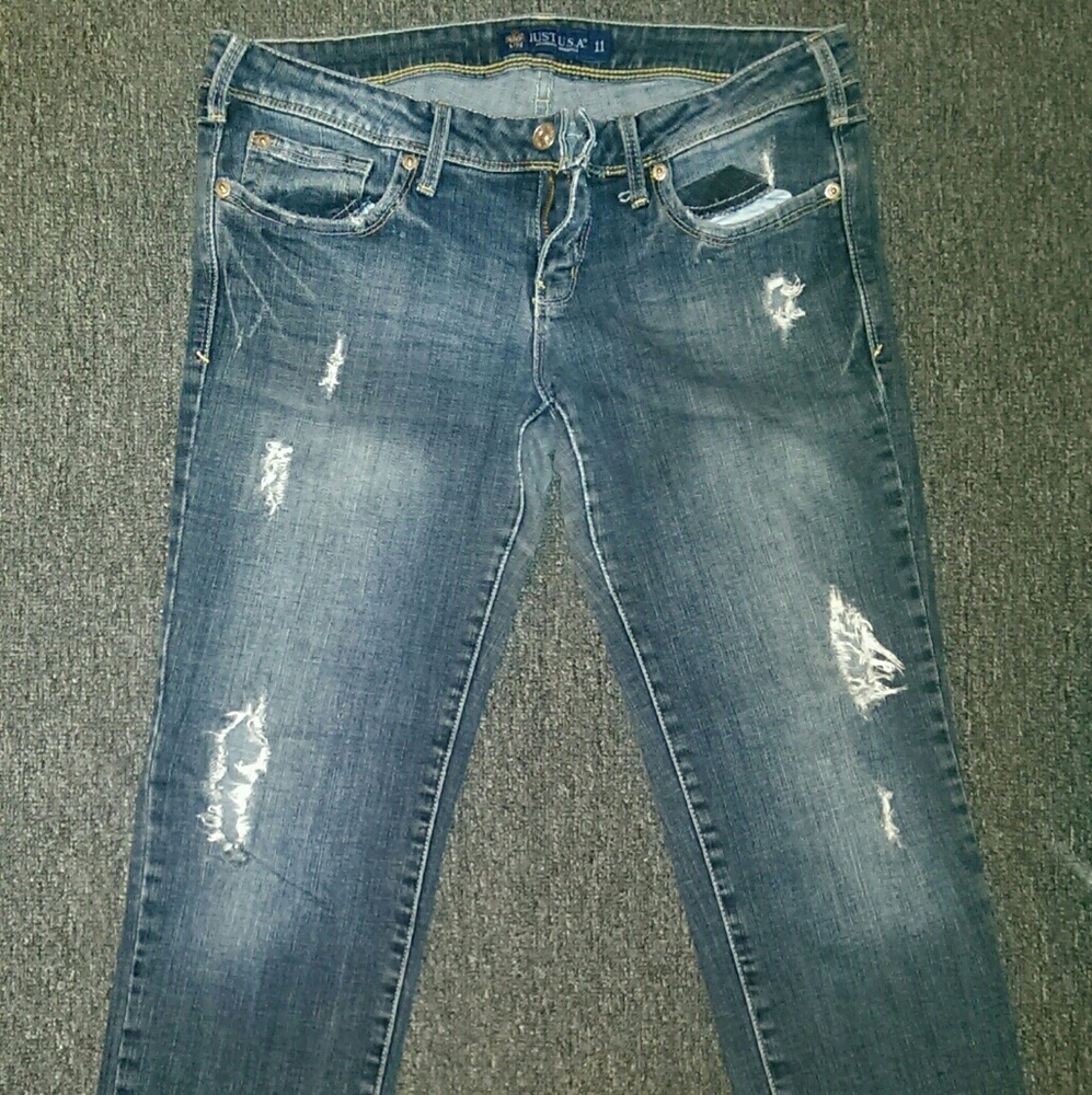 Distressed denim skinny jeans