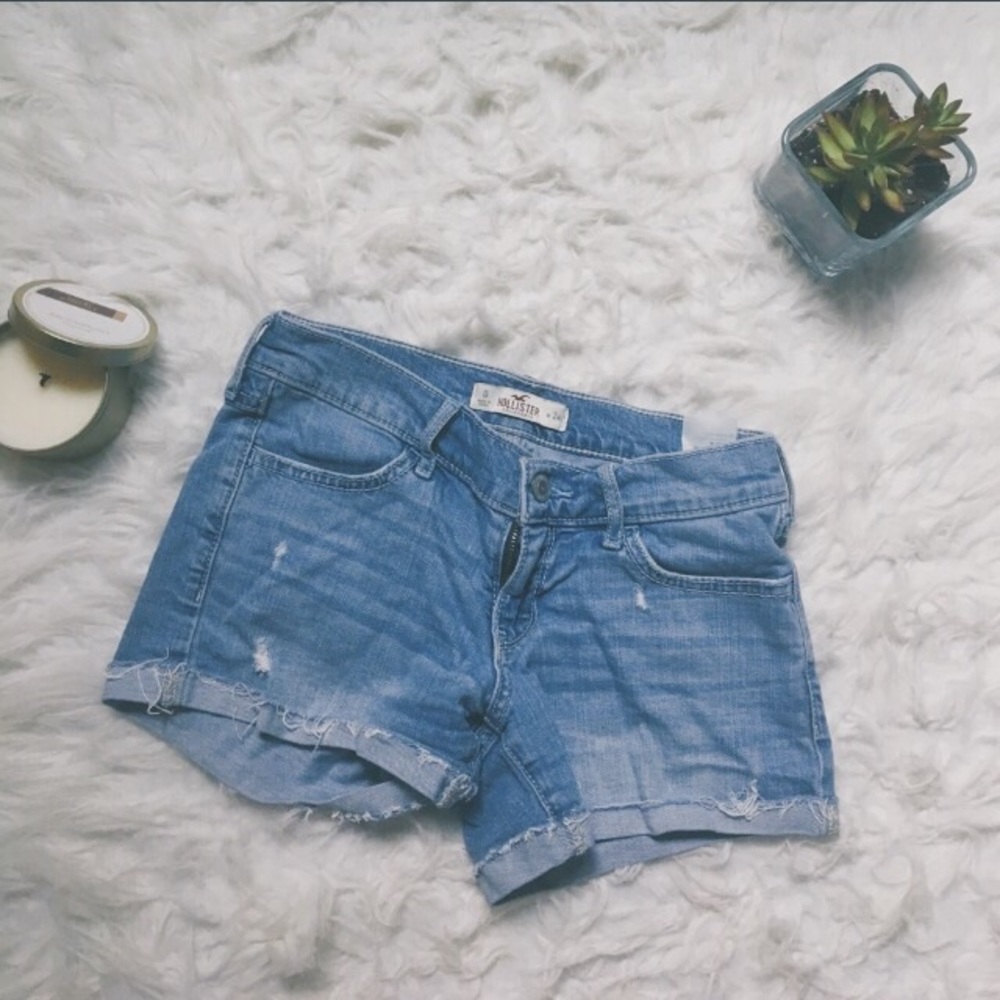 ✨PRICE DROP✨Light wash denim Hollister Shorts