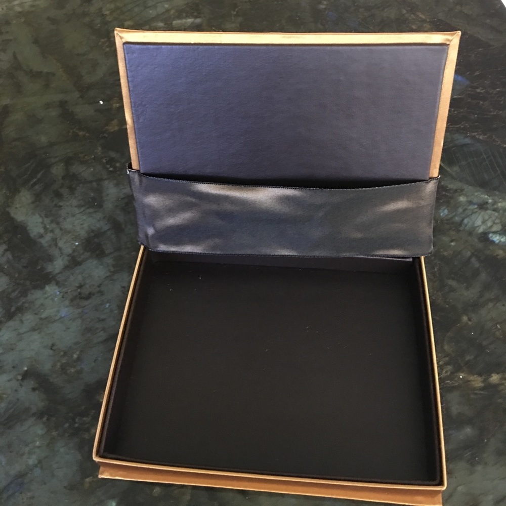 Padded box - Picture 2 of 3