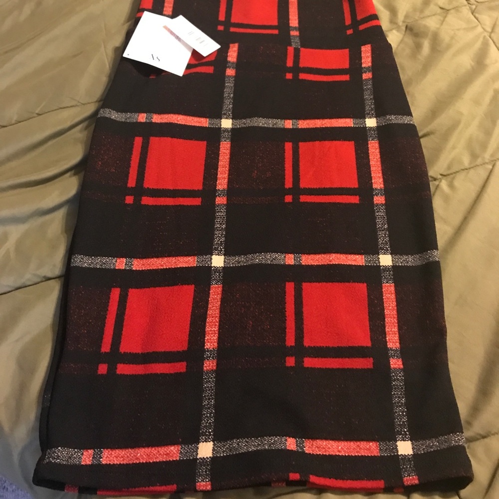 NWT XS Cassie Lularoe skirt. Stretchy. Black/red