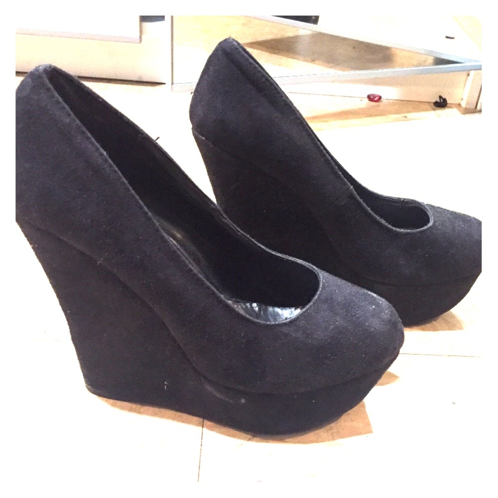Black pumps