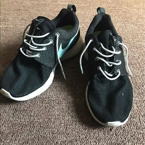 Women's Black Nike Roshe Run