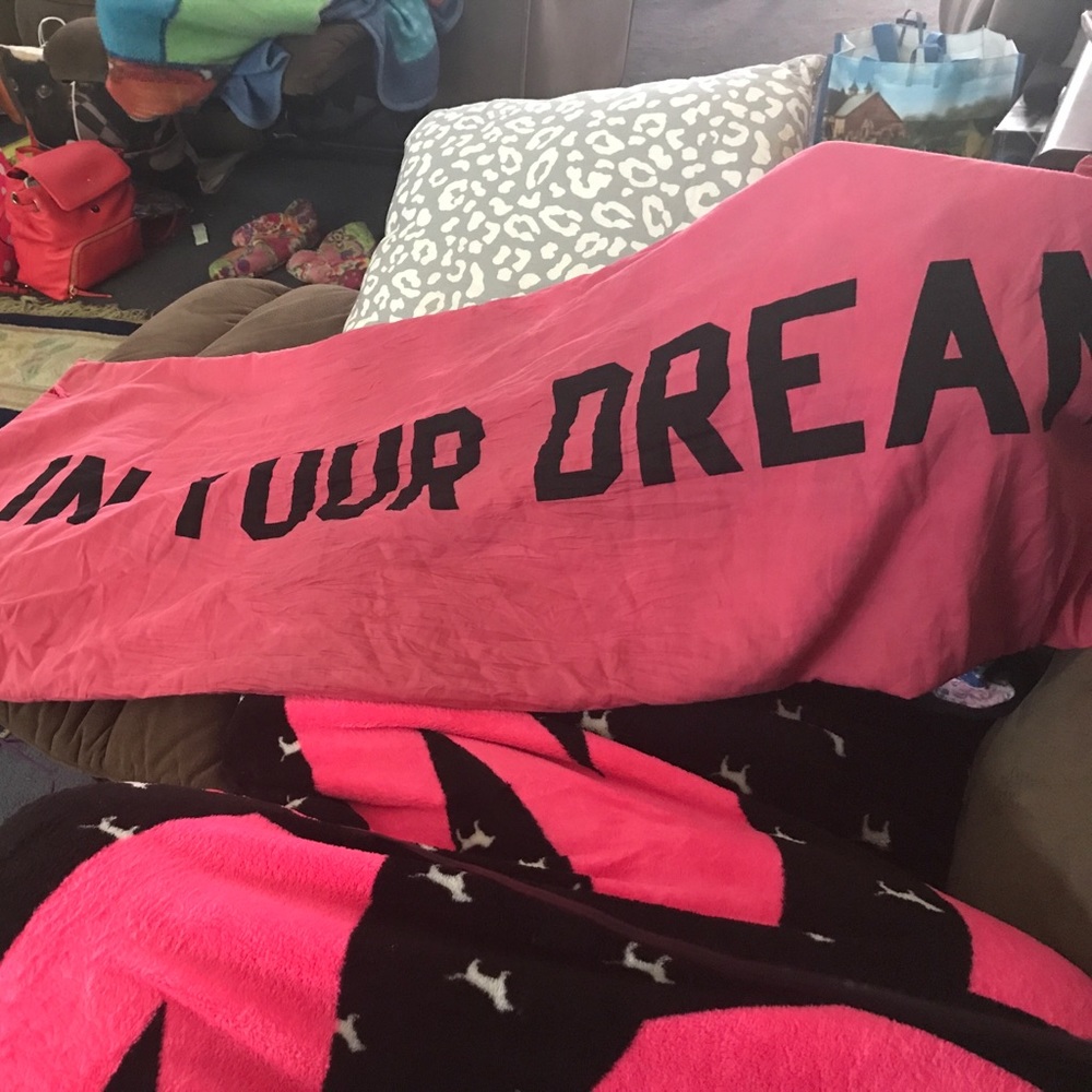 Vs pink bed - Picture 3 of 4